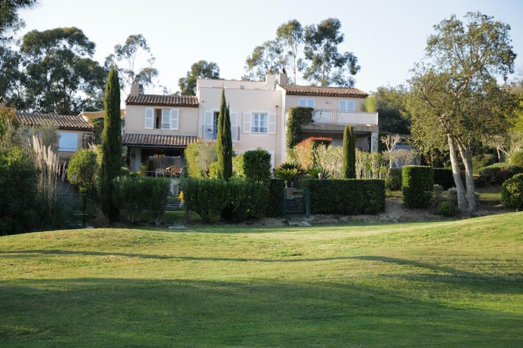 Charmantes Haus Im Golf Club Saint Tropez Экстерьер фото