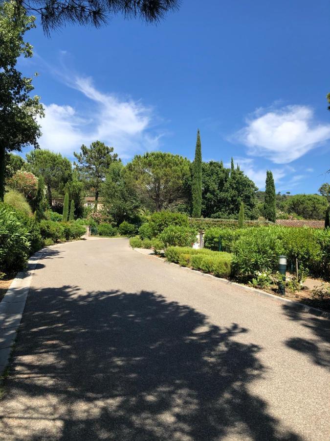 Charmantes Haus Im Golf Club Saint Tropez Экстерьер фото