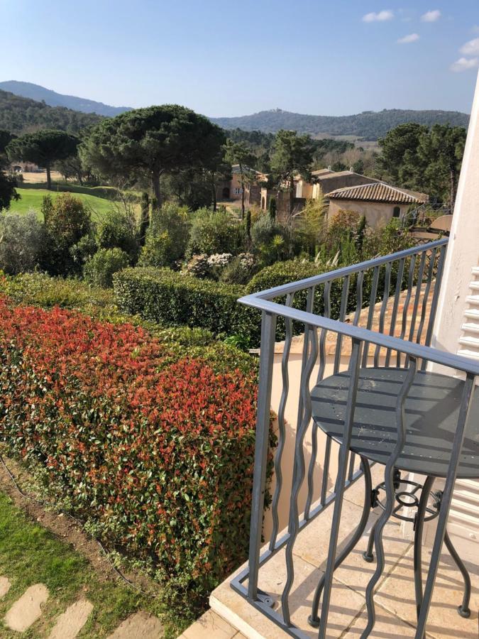 Charmantes Haus Im Golf Club Saint Tropez Экстерьер фото