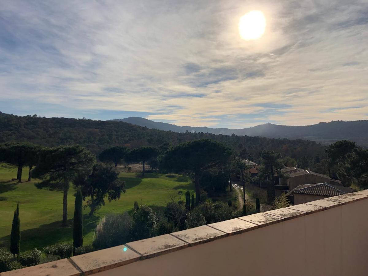 Charmantes Haus Im Golf Club Saint Tropez Экстерьер фото