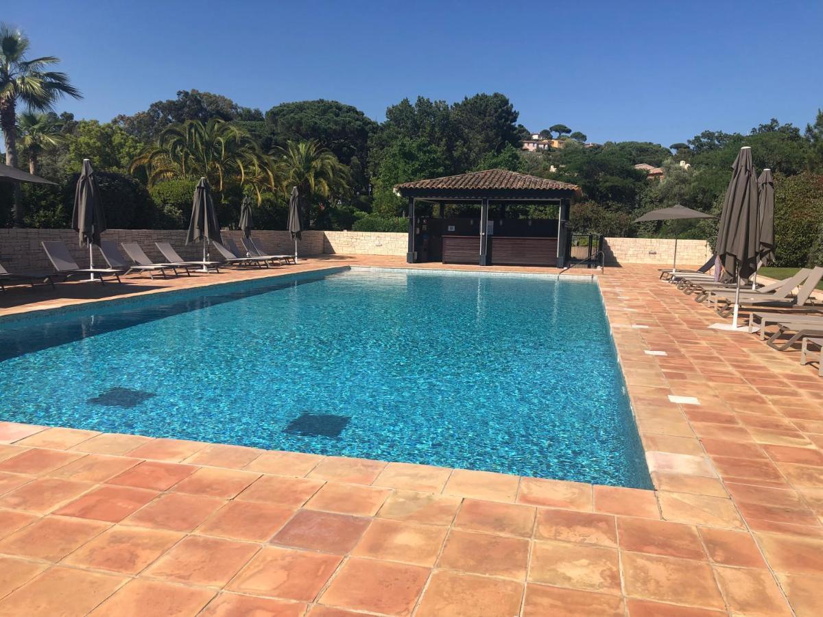 Charmantes Haus Im Golf Club Saint Tropez Экстерьер фото