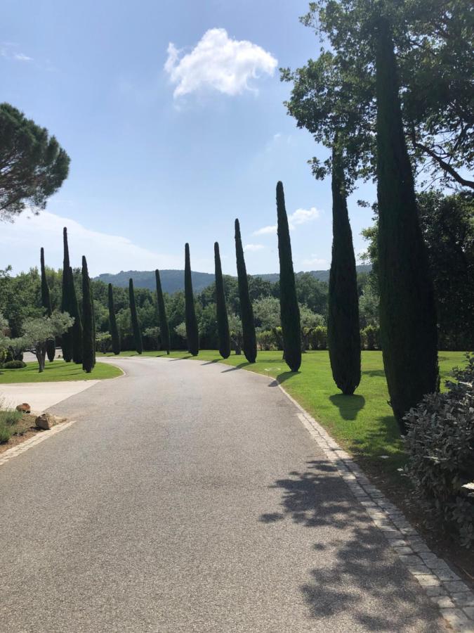 Charmantes Haus Im Golf Club Saint Tropez Экстерьер фото